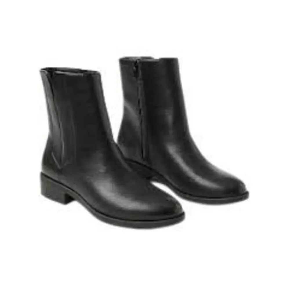 Loft flat ankle Women’s Black vegan leather ankle boots size 11